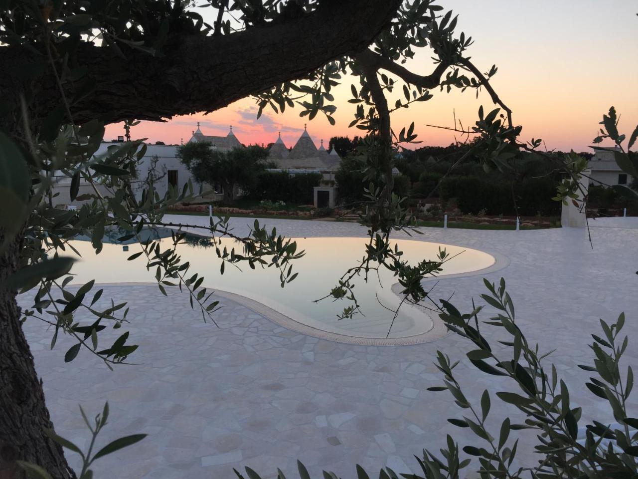 Trulli Isago Bed & Breakfast โลโกโรตอนโด ภายนอก รูปภาพ